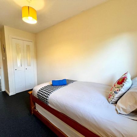 Stylish Modern Flat With Juliet Balcony & Parking Lägenhet Glasgow Exteriör bild