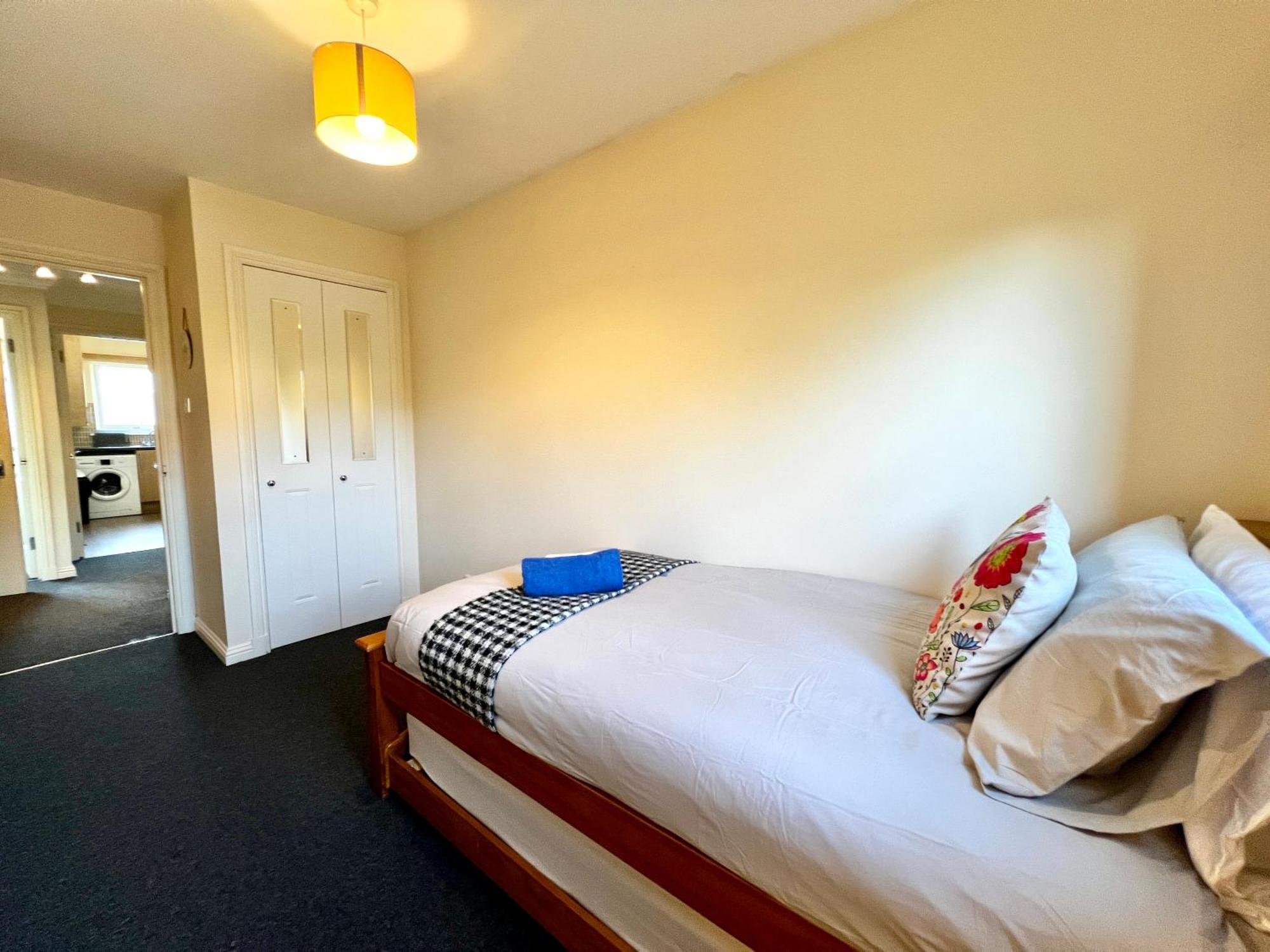 Stylish Modern Flat With Juliet Balcony & Parking Lägenhet Glasgow Exteriör bild