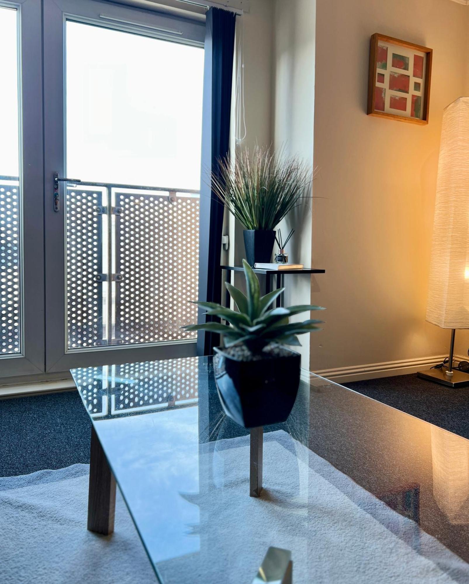 Stylish Modern Flat With Juliet Balcony & Parking Lägenhet Glasgow Exteriör bild
