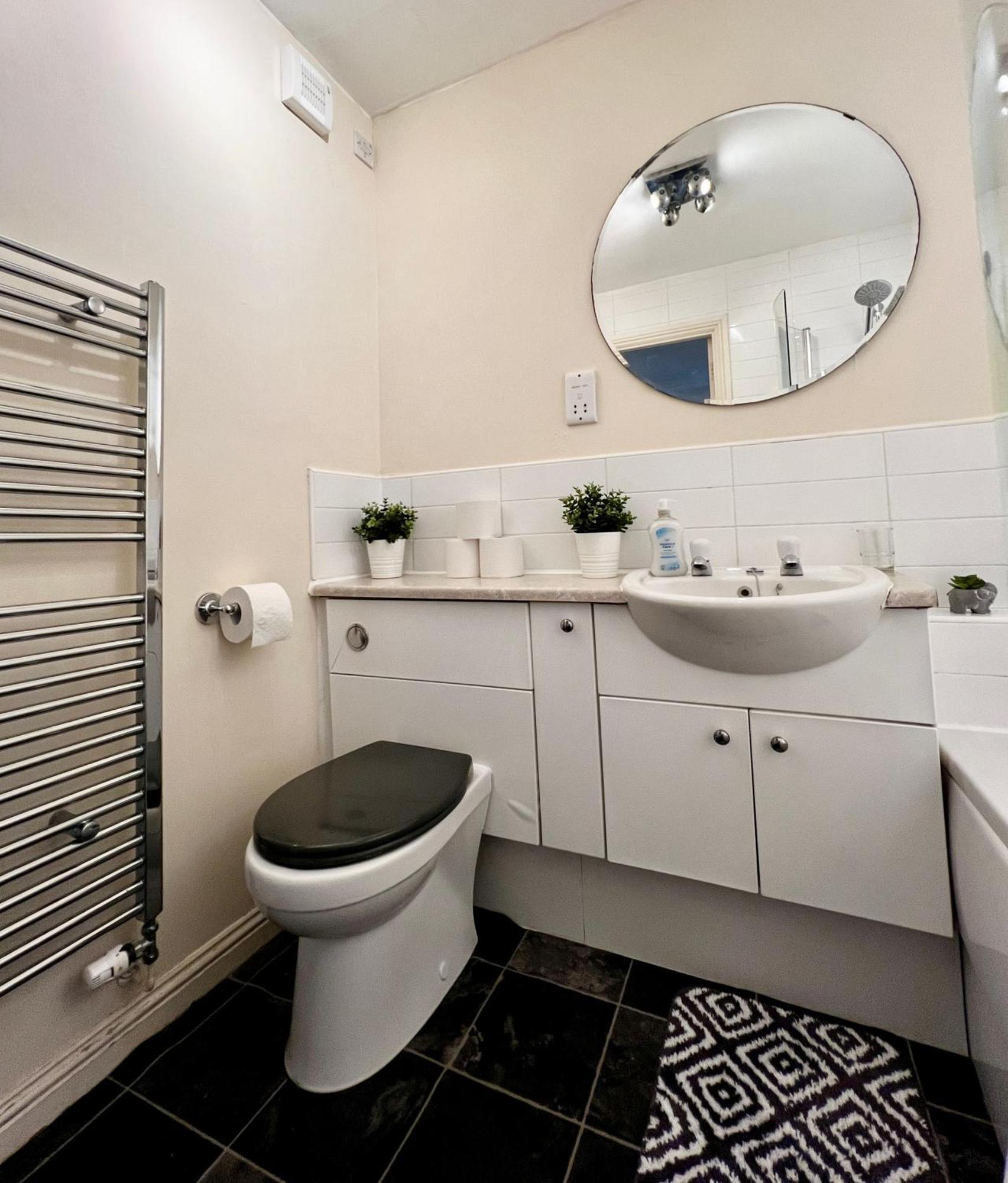 Stylish Modern Flat With Juliet Balcony & Parking Lägenhet Glasgow Exteriör bild
