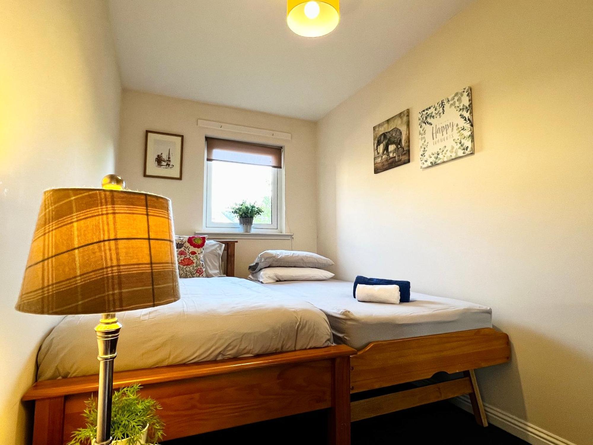 Stylish Modern Flat With Juliet Balcony & Parking Lägenhet Glasgow Exteriör bild
